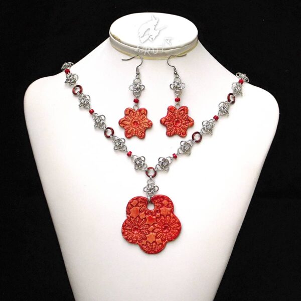 Komplet biżuterii chainmaille z czerwonymi ceramicznymi kwiatkami