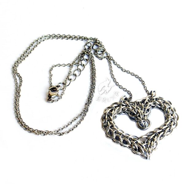 Naszyjnik z sercem chainmaille w kolorze srebrnym