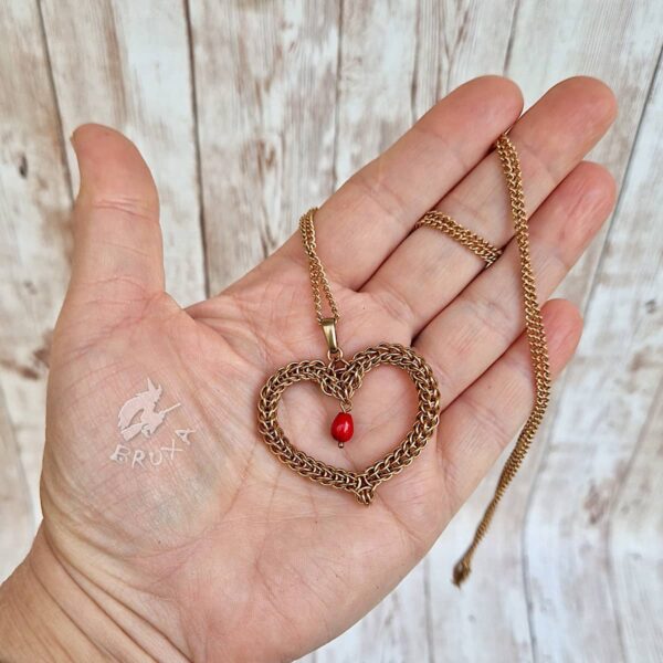 Naszyjnik z brązu z wisiorkiem w kształcie serca z czerwoną kropelką